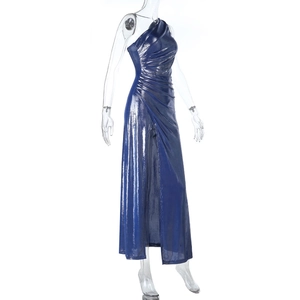 Detail eines marineblauen Metallic-Einschulterkleids mit Taillenraffung und hohem Schlitz