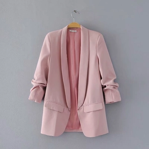 Detalle de la americana rosa claro con cuello chal, bolsillos con solapa y puños fruncidos