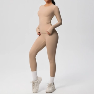 Dettaglio del set yoga kaki con fori per i pollici e leggings a vita alta sportivi