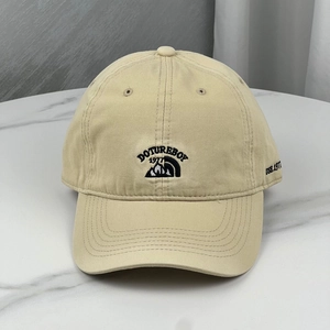 Gros plan de la broderie de montagne DOTUREBOY 1971 sur une casquette en coton beige