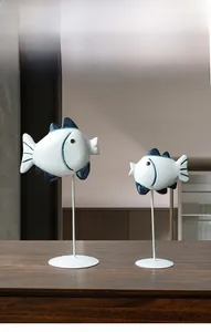 Dettaglio di scultura di pesce in legno mediterraneo con finitura bianca e blu accentuata