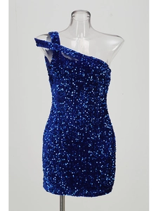 Vue macro des paillettes bleues et détails d'épaule d'une robe de cocktail