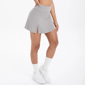 Makro-Detail eines grauen Tennisrocks mit hohem Bund und Seitenschlitz für Yoga