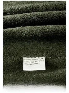 Dettaglio della fodera in pile spesso e dell'etichetta sulla giacca outdoor con cappuccio