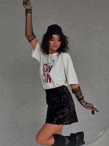 T-shirt blanc imprimé pour femme assorti d'une mini-jupe noire à paillettes élégante