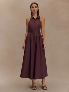 Détail d'une robe midi marron chocolat avec licou à col et ceinture à boucle assortie