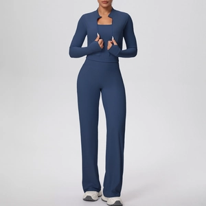 Détail de l'ensemble de sport bleu marine avec pantalon évasé et haut court zippé