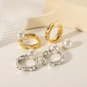 Irregular C-shaped earrings in 18k gold and silver plating with white pearls