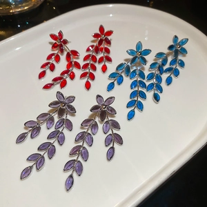 Detailsicht der silbernen Nadel Blumen-Ohrringe mit roten, blauen und lila Kristallen