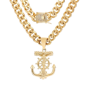 Chaîne cubaine dorée avec pendentif ancre et croix sertie de strass brillants