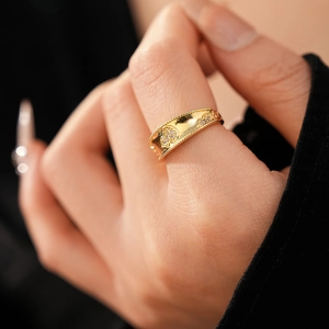 Dettaglio dell'anello placcato in oro con cuori in zirconi incastonati a pavé sul dito