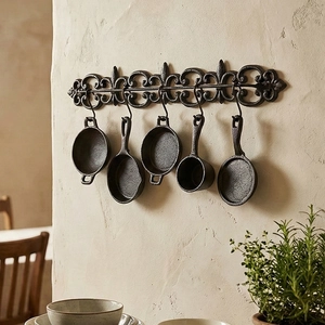 Décoration murale de cuisine rustique en fonte avec cinq ustensiles miniatures et rack