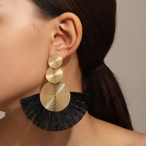 Böhmische große Kreis Quasten Ohrringe in Gold und Schwarz am Fashion-Model