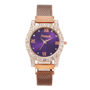 Détail du cadran violet avec chiffres romains et bracelet magnétique pour montre femme