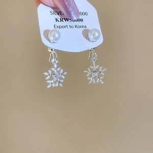 Makro-Detail von Schneeflocken-Perlenohrringen aus S925 Silber mit funkelnden Zirkonias