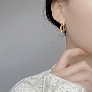 Minimalist S925 sterling silver geometric double loop earrings in matte gold on a model