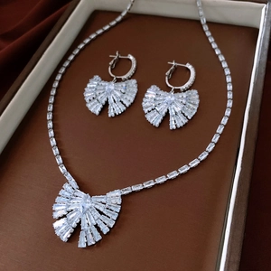 Dettaglio macro di set gioielli a fiocco in argento con zirconi in scatola
