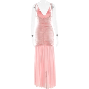 Dettaglio vestito lungo rosa senza schienale con corpetto a pieghe e gonna in tulle