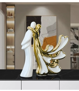 Détail de sculpture de couple en céramique moderne avec glaçure blanche et cœur doré évidé