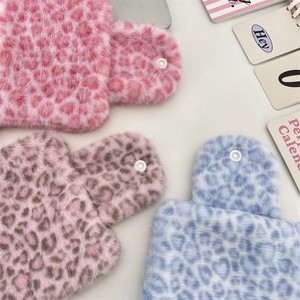 Detailansicht der rosa, blauen und braunen Leoparden-Plüschtaschen mit Druckknopfverschluss