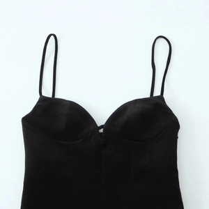 Robe courte noire chic pour femme avec fines bretelles et ourlet évasé à volants