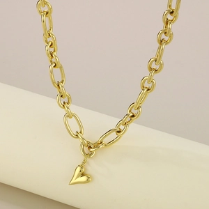 Dettaglio di una catena a maglie ovali placcata oro 18k con un ciondolo cuore in 3D