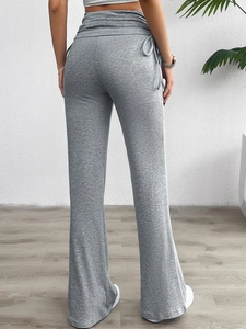 Vue détaillée de l'arrière d'un pantalon évasé gris à taille haute avec des fronces
