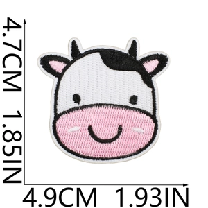 Dettaglio della toppa ricamata mucca cartoon con dimensioni precise 4,9cm x 4,7cm