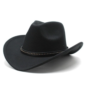 Dettaglio del cappello da cowboy in feltro nero con borchie metalliche sulla fascia