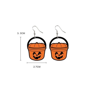 Detailansicht der Halloween Kürbisohrringe mit Maßen von 3,3 cm mal 2,7 cm