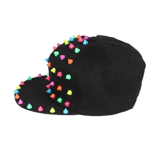 Schwarze Snapback-Mütze mit bunten Punk-Neon-Spikes auf Krone und Schirm für Herren