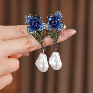 Détails de boucles d'oreilles vintage avec cristaux multicolores et perles baroques