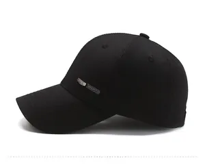 Détail d'une casquette de baseball noire montrant le logo SPORT en métal argenté latéral