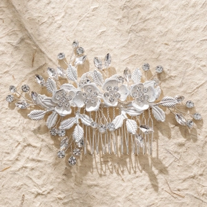 Elegante pettine da sposa argento con fiori di ceramica bianca e strass scintillanti