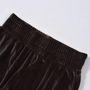 Detail der dunkelbraunen Samthose mit flexiblem elastischem Bund und weicher Stoffstruktur