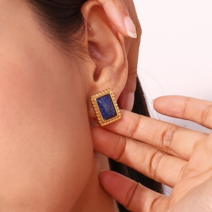 Dettaglio orecchini rettangolari placcati oro 18K con pietra blu di lapislazzuli