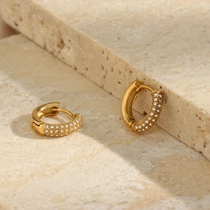 Vista macro di orecchini a cerchio placcati oro 18K con pavé di zirconi bianchi