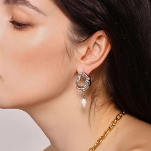 Boucles d'oreilles perles baroques style lave argentée portées avec lumière douce