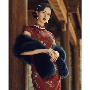 Red floral cheongsam with deep blue faux fur shawl for winter bridal wedding wear