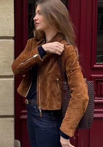 Straßenstil-Detail einer braunen Bikerjacke aus Wildlederimitat mit Metall-Reißverschlüssen