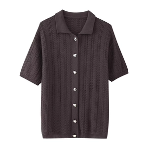 Set polo in maglia a maniche corte marrone scuro con bottoni a cuore e coste