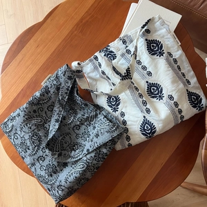 Détail de sacs cabas en coton et lin brodés avec motifs cachemire et ethniques rétro