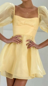 Detail der hellgelben Organza-Puffärmel und des quadratischen Ausschnitts am Prinzessinnenkleid