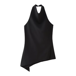 Détail du haut noir dos nu sans manches avec ourlet asymétrique et finition satinée lisse