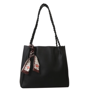 Grand sac cabas en cuir noir avec bandoulière tressée et foulard en soie sur fond blanc