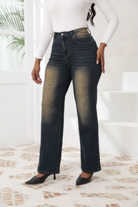 Vue complète d'un jean droit à taille haute avec finition sablée vintage sur un mannequin