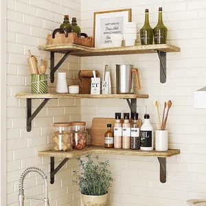 Set di tre mensole angolari sospese in legno rustico con supporti neri per la cucina