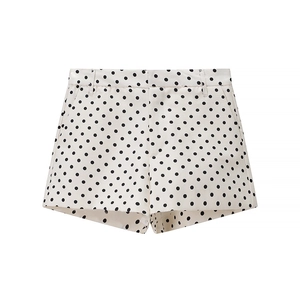 Detailansicht der High-Waist Polka-Dot Shorts mit glatter Satingewebe-Textur in Beige-Schwarz