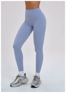 Détail du legging de yoga taille haute avec tissu brossé bleu clair et ligne en V sans couture