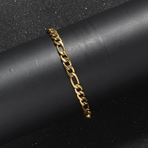 Detailed view of 5mm golden Figaro chain bracelet on a black display stand